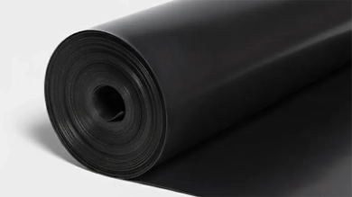 Рулон чёрной геомембраны HDPE